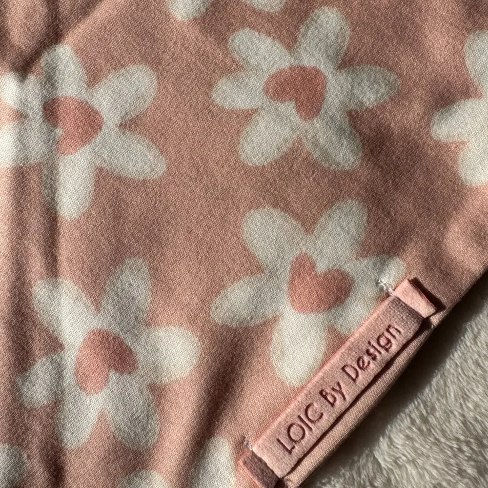 NWT Loic by Design Daisy Heart Pattern Dog Bandana for Valentine's Day, Pink, M